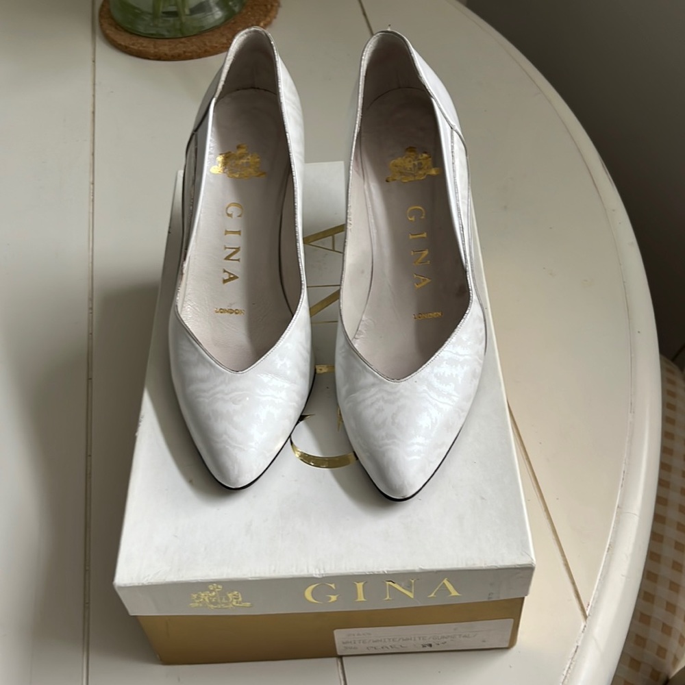 Vintage Gina London Pumps White with pearl effects, equivalent to 6 U.S
